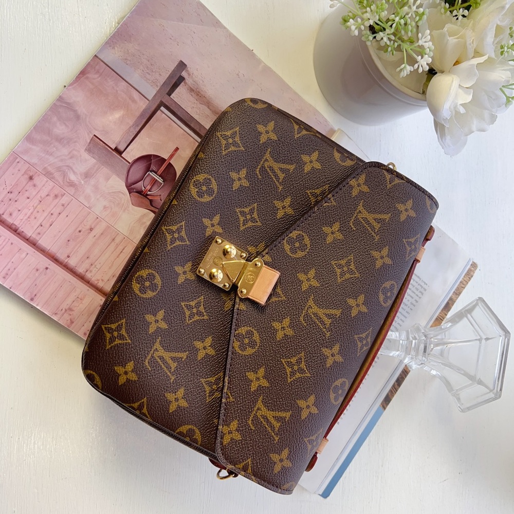 Louis Vuitton Pochette Metis Monogram Canvas